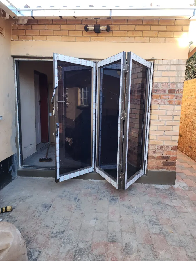 Aluminium bi-folding door