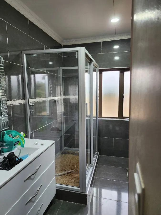 aluminium shower cubicles