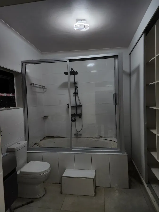 glass cubicle on tub