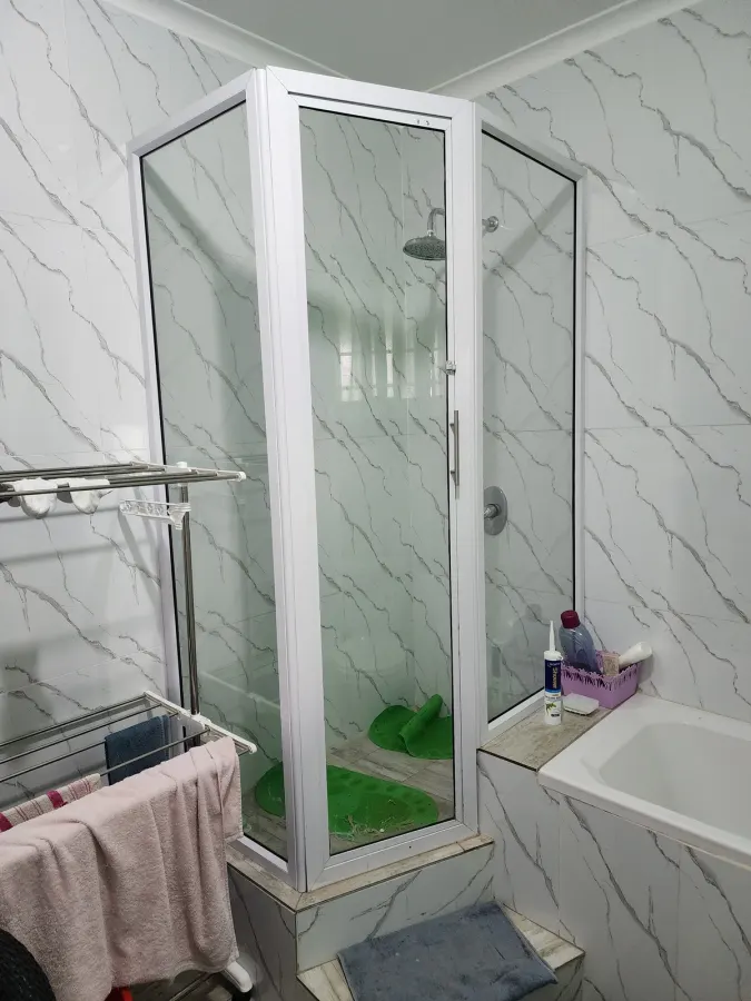 hinged shower cubicle with clear glass