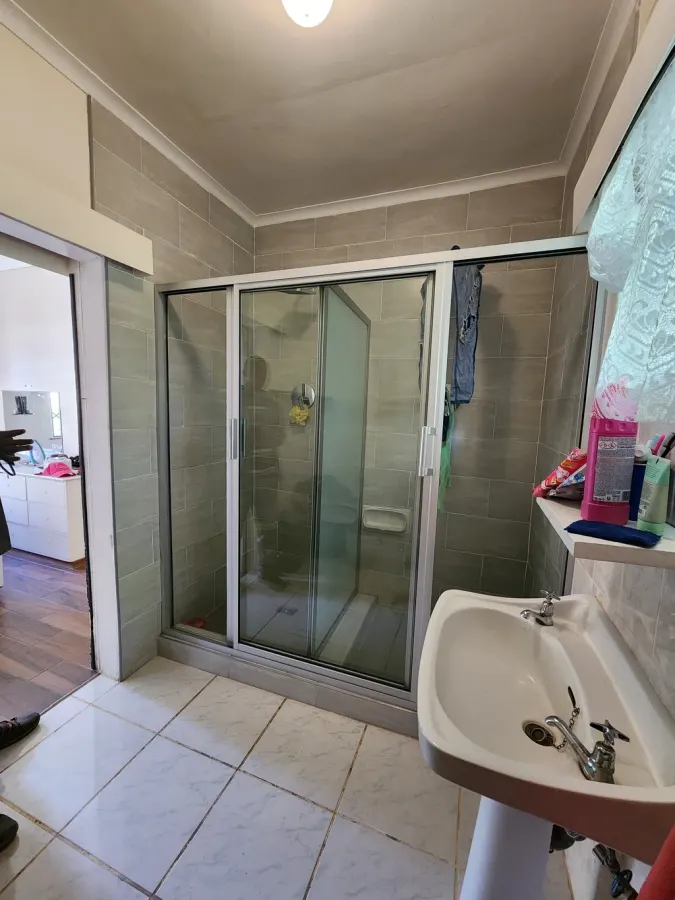 shower cubicle for sharing