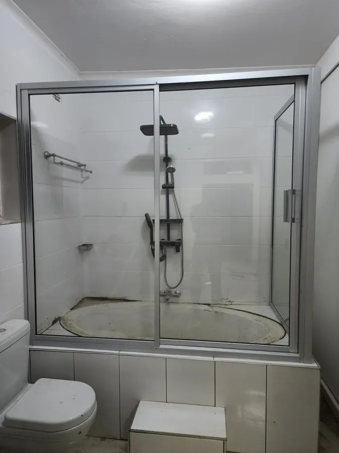 shower cubicle on top of the tub