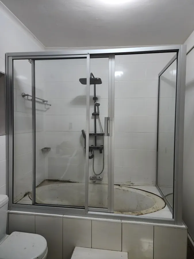 shower cubicle over the tub