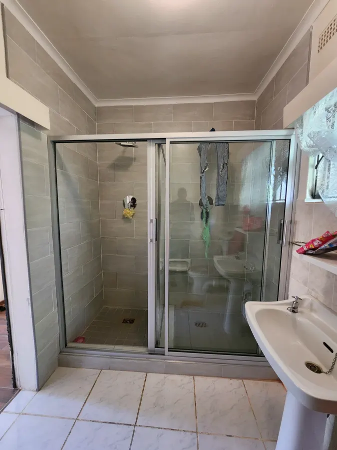 shower cubicle with 2 sliding doors