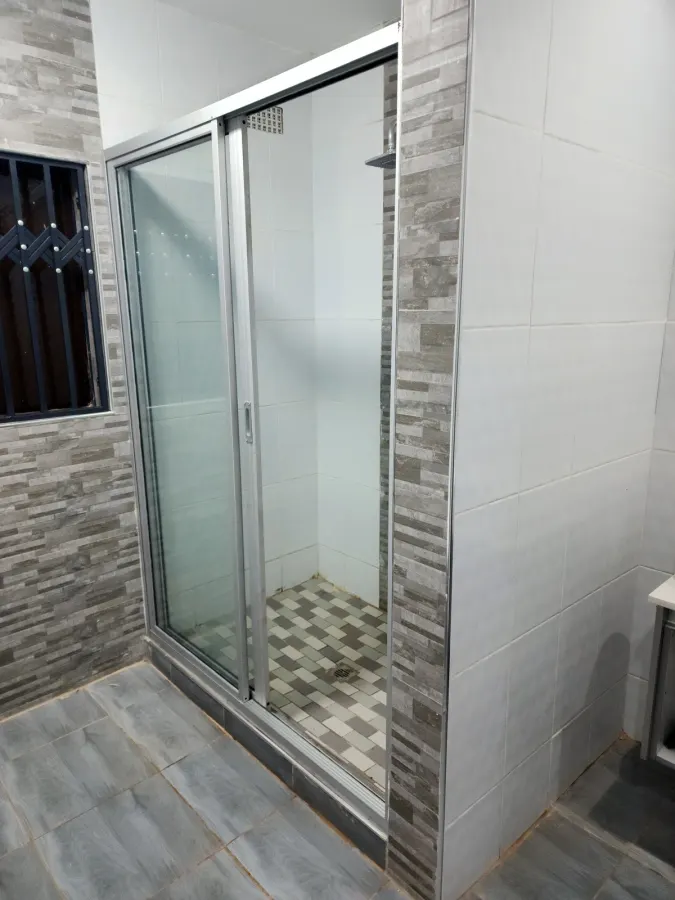 shower door in hatcliff