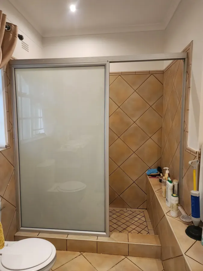 walk in shower with obscure glass