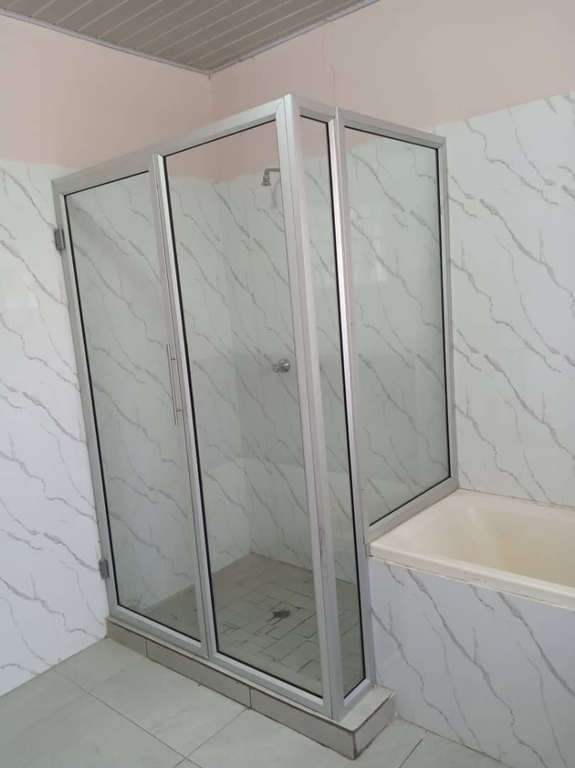 Shower cubicle over the tub